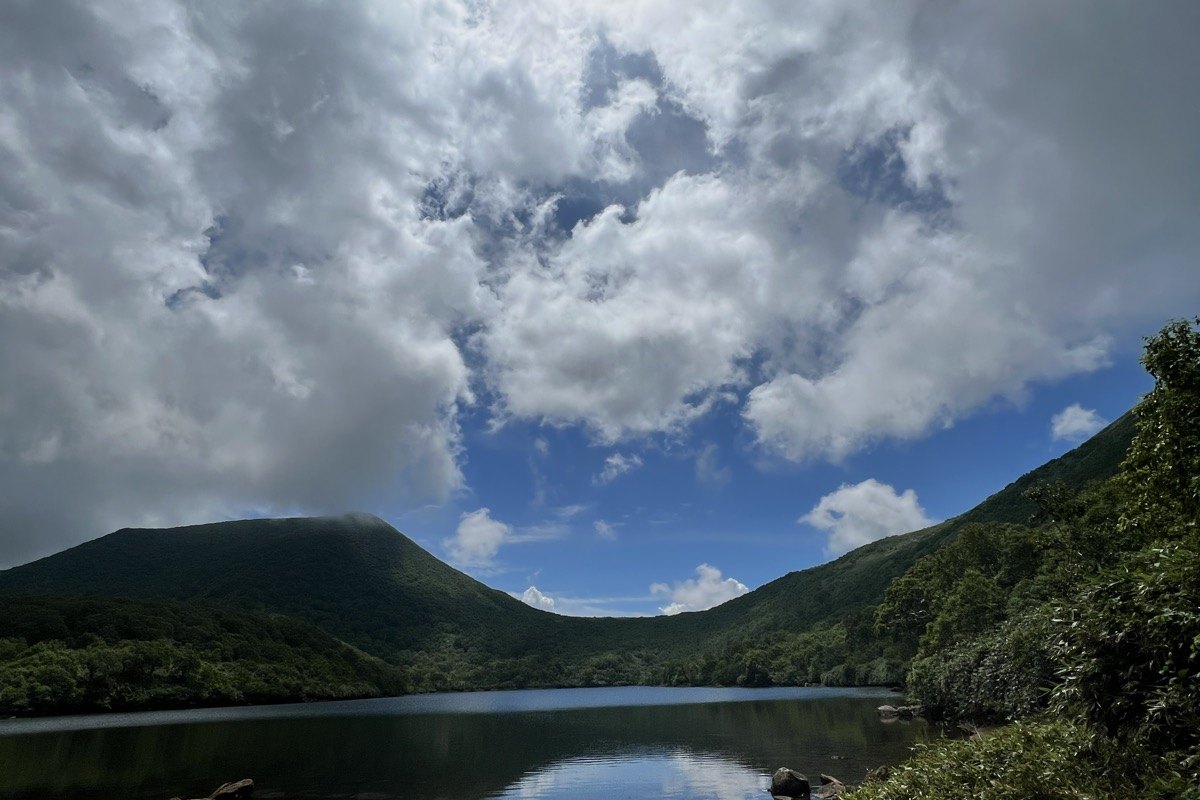 Chise-nupuri reflected in the lake below
