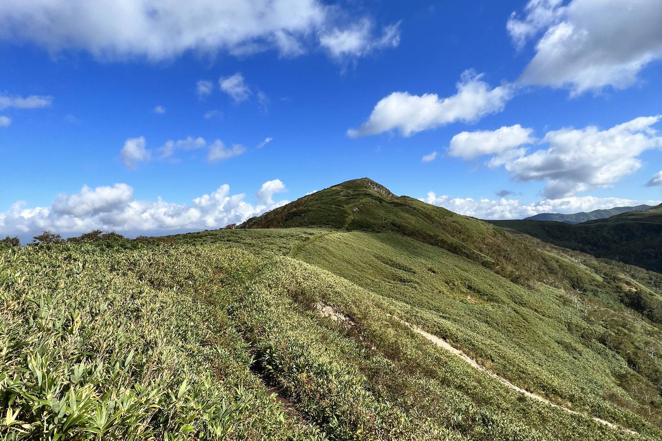 The open ridge trail up Shirakaba-yama